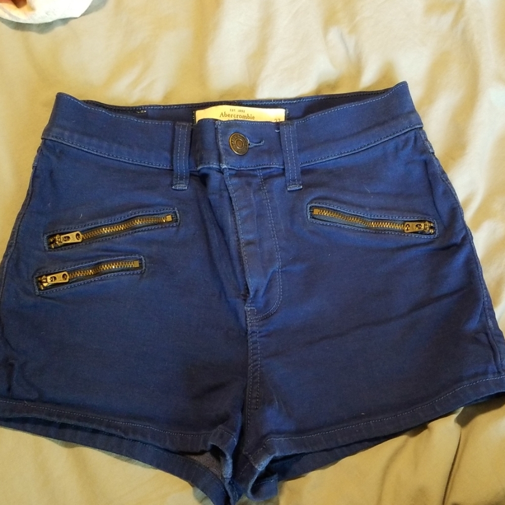 Booty shorts🌻🌻